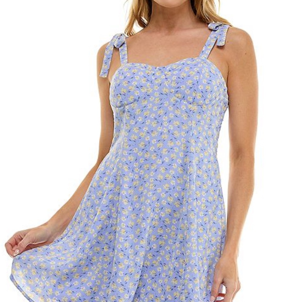 Juniors' Lily Rose Squareneck Sleeveless Floral
Mini Dress